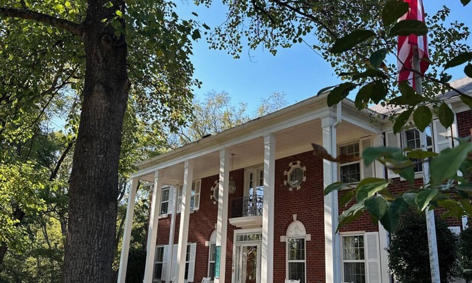 Cralgmeade Villa | Charmed Manor - 5mi to DT, Opry & Airport