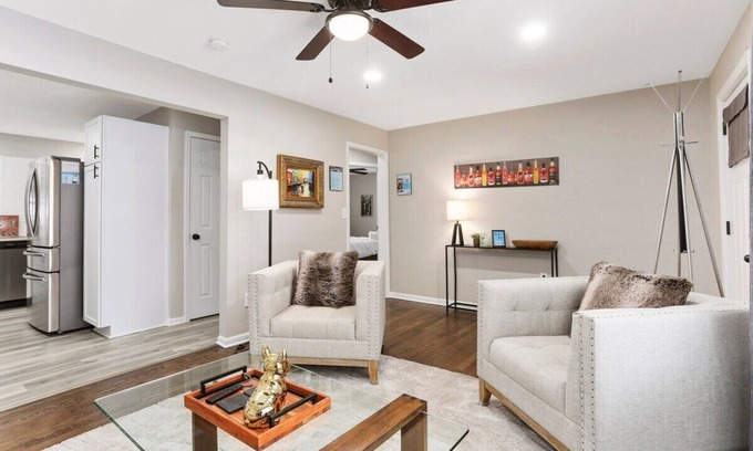 Lee's Summit Casa | Charmer King Beds Arcade WiFi