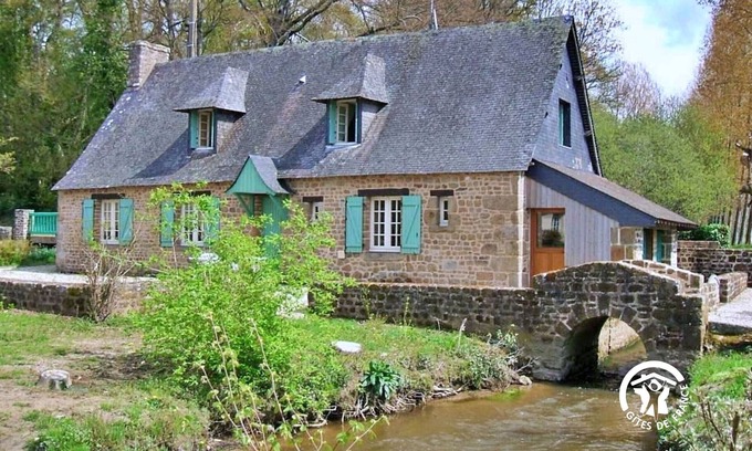 Saint-Mars-sur-la-Futaie Cabaña | Casa rural con río privado, terraza y chimenea