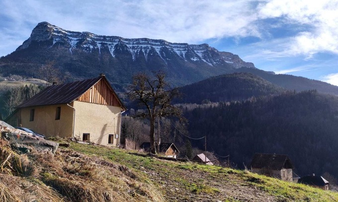 Saint-Pierre-d'Entremont Casa | Charming house in the heart of the Chartreuse nature park. Sunny terrace!