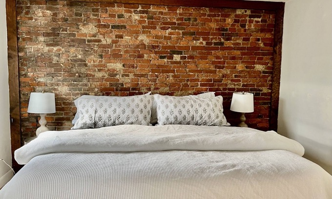 Thompson Square - Bunker Hill Condominio | Charming 1 Bed/1 Bath-Charlestown, MA