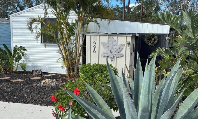 Braden River Cabaña | Charming 1 Bed 1 Bath Cottage in wonderful Sun Outdoors Sarasota that sleeps 6.