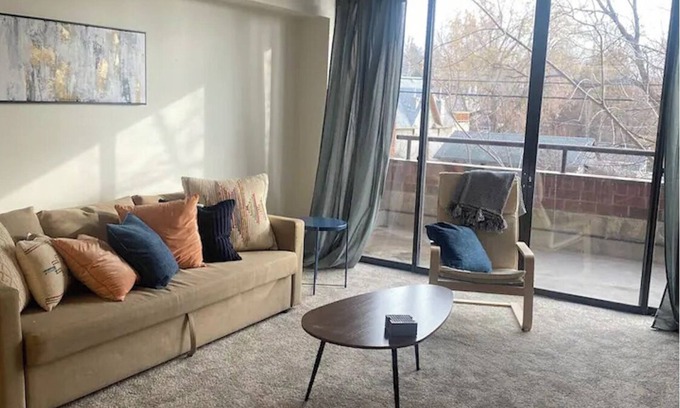 East Central Condominio | Charming 1 Bed Condo, Only 15 Minute Walk to Downtown
