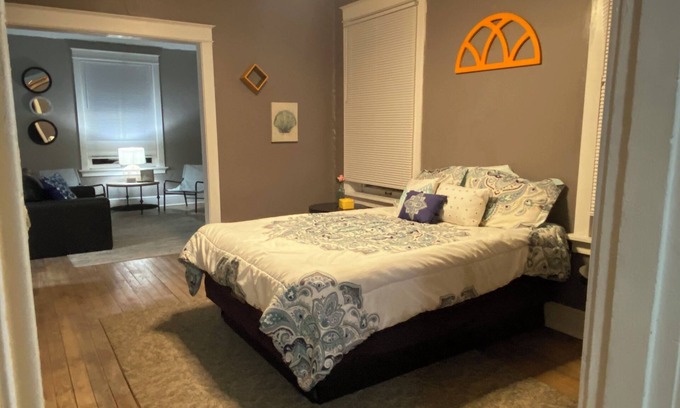 University City Casa | Charming 1-Bed 1-Bath townhome in University City with WiFi, AC