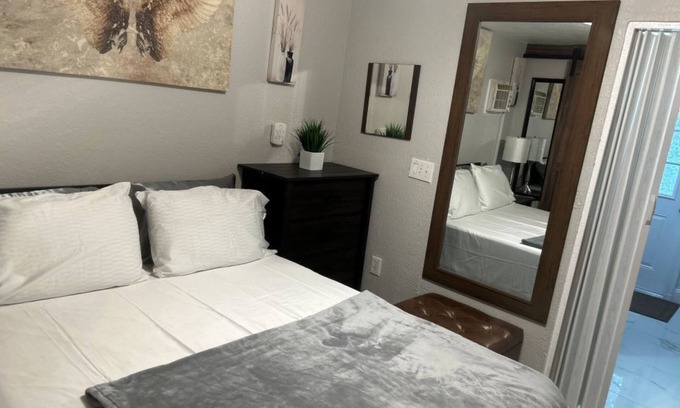 West Palm Beach Casa | Charming 1-bedroom house in fantastic West Palm Beach with AC