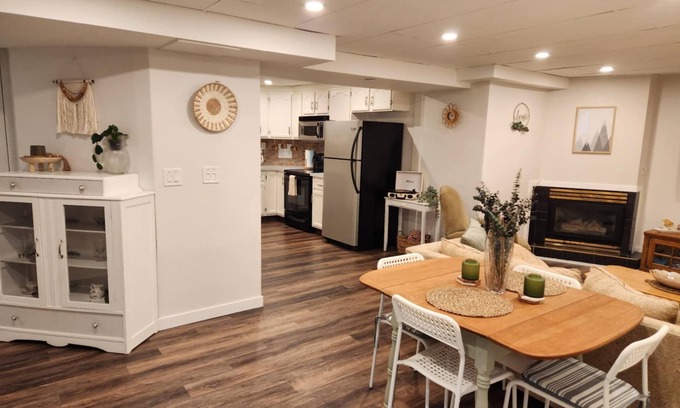Central Okanagan Casa | Charming 1-bedrm suite with WiFi, AC & pet friendly in West Kelowna