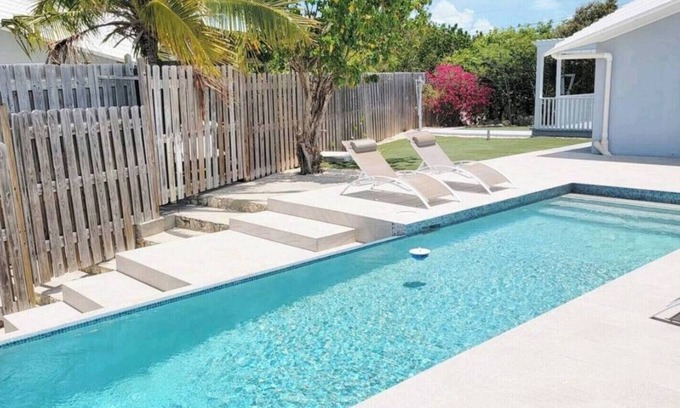 Ocean Point Cabaña | Charming 1-bedroom Waterfront cottage in tranquil Chalk Sound