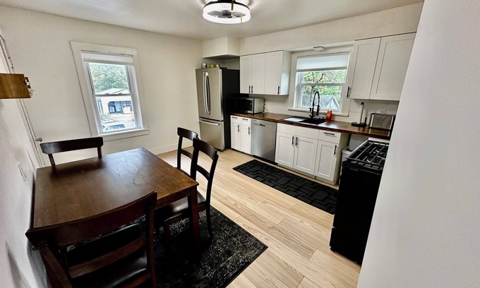 Youngstown Apartamento | Charming 1-bedroom apartment with AC, WiFi in welcoming Youngstown.