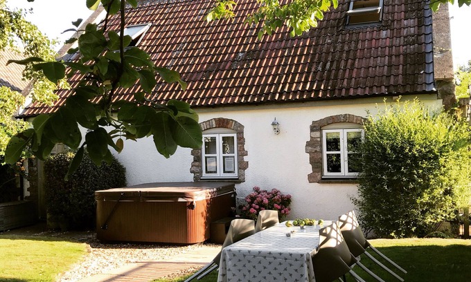 Winscombe Cabaña | Charming 1-bedroom Annex,hot tub in stunning mendip retreat, near BristolAirport