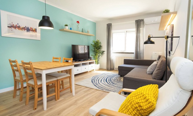 Parede Apartamento | Charming 1-bedroom apartment with AC, WiFi in welcoming Parede