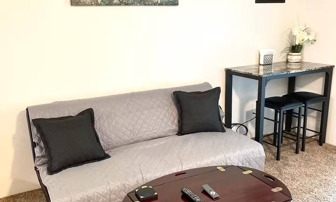 SeaTac Apartamento | Charming 1-bedroom apartment in superb Burien with WiFi, fitness room