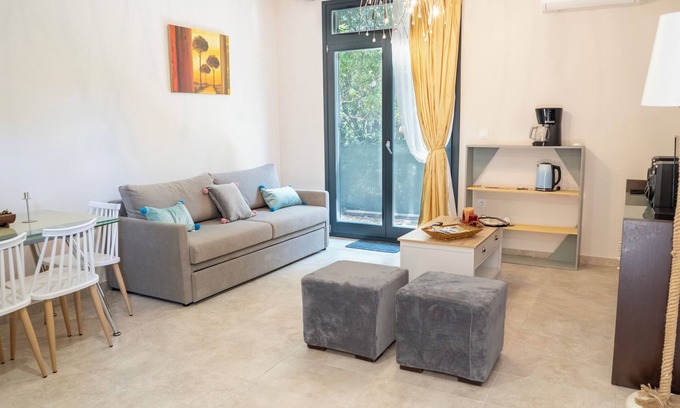 Chios Apartamento | Charming 1-bedroom apartment in delightful Chios and traditional Kampos area.
