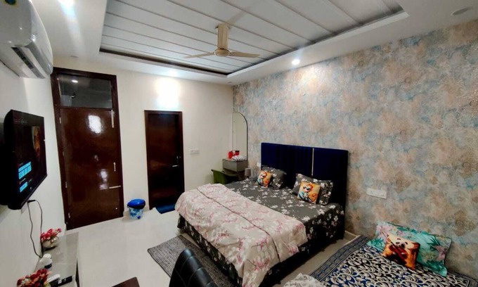 Zirakpur Apartamento | Charming 1-bedroom apartment with AC, WiFi, Smart Tv-40inch in tranquil zirakpur