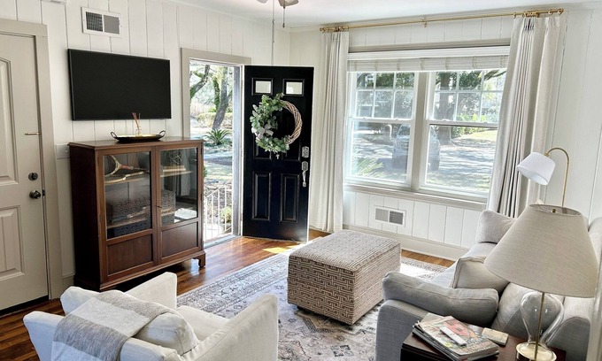 Georgetown Casa | Charming 1-bedroom bungalow in beautiful DOWNTOWN Georgetown with WiFi, AC