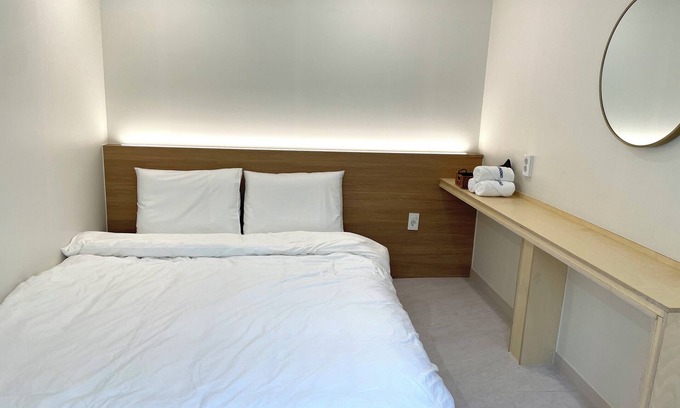 Jung-gu Casa | Charming 1-bedroom building in lovely Busan with WiFi There is a large bed