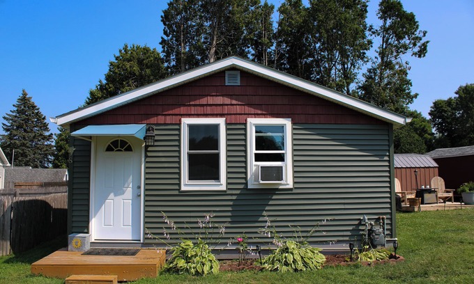 Malletts Bay Cabaña | Charming 1-bedroom cottage lake views/access, Malletts Bay Colchester, AC, WiFi