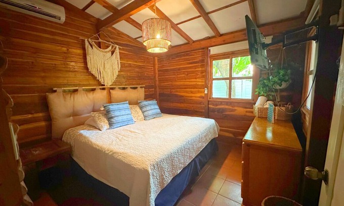 Tamanique Cabina | Charming 1-bedroom cabin in wonderful Tamanique with AC, WiFi