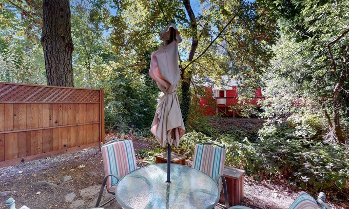 Middletown Cabina | Charming 1 bedroom cabin. Queen Bed, WIFI, outdoor seating and dining area.