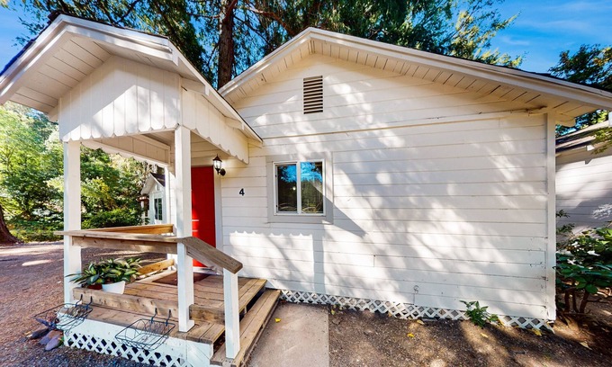 Cobb Condominio | Charming 1 bedroom Cabin with King bed, Queen Sofa Sleeper, WIFI, Kitchen, Deck