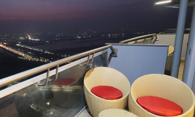 Noida Apartamento | Charming 1-bedroom city and river view apartment in pleasant Noida with WiFi, AC