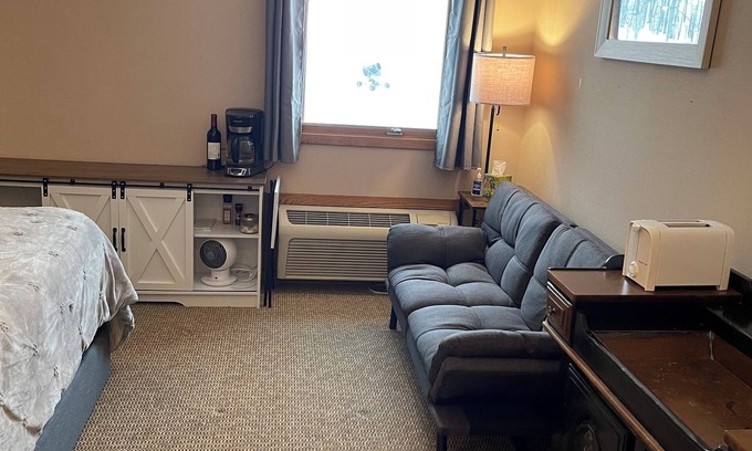 Mancelona Condominio | Charming 1-bedroom condo at the base of Schuss Mountain. Ski in/Ski out.