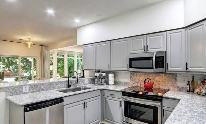 Mukilteo Condominio | Charming 1-bedroom condo with large den and open concept living room