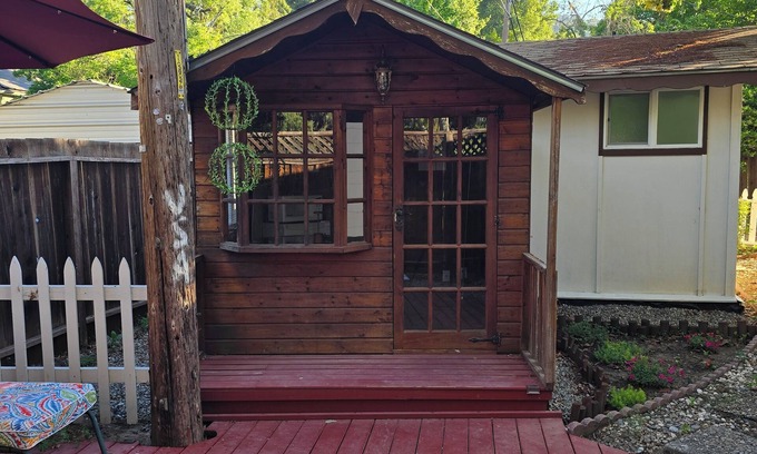 Danville Cabaña | Charming 1-bedroom cottage with AC, WiFi in Danville, walkable to downtown.