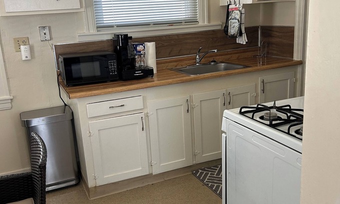 Oakland Cabaña | Charming 1-bedroom cottage in Oakland with WiFi, AC