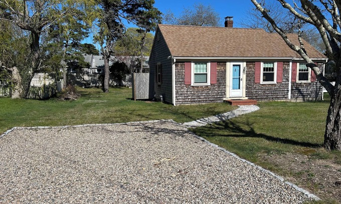 Dennis Port Cabaña | Charming 1-bedroom cottage in Dennis, central to everything!
