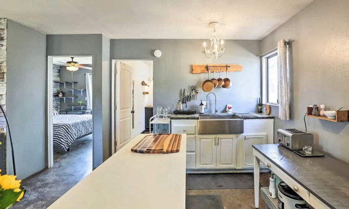 Bend Cabaña | Charming 1-bedroom cottage in welcoming Bend with AC