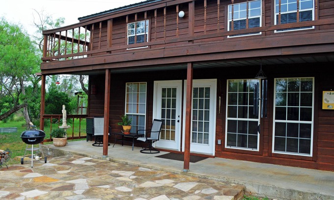 Spicewood Casa | Charming 1-bedroom gallery bungalow on 9 acres in Spicewood, new central air/ht.