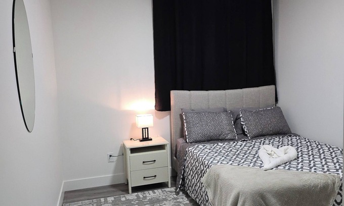 Northeast Edmonton Casa | Charming 1-bedroom house with WiFi and AC in enchanting Edmonton