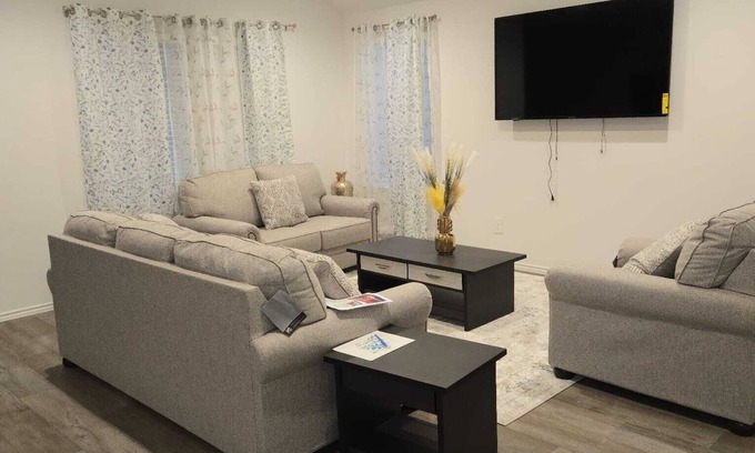 Rosenberg Casa | Charming 1-bedroom house with WiFi, AC in fabulous Richmond