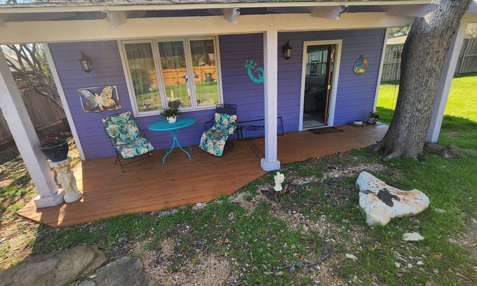 Shady Hollow Casa | Charming 1-bedroom house with WiFi, AC in lovely South Austin