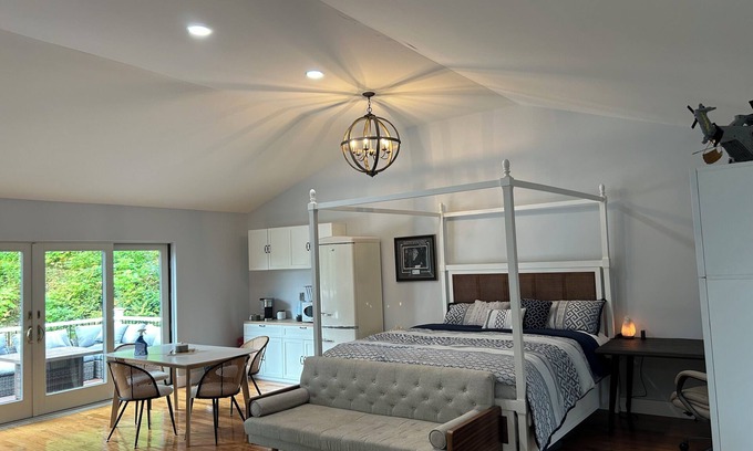 Readsboro Casa | Charming 1-bedroom in a house in readsboro withprivate entrance, private hot tub
