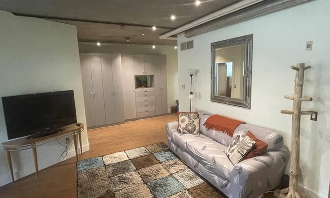 Old Town Chinatown Condominio | Charming 1 Bedroom Industrial Loft w/ Dedicated Parking