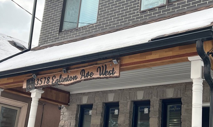 Mount Dennis Casa | Charming 1-bedroom/ kitchen n a house in beautiful Toronto with WiFi, AC, Female
