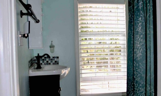 Oxford Otro | Charming 1-bedroom loft apartment over barn on animal sanctuary