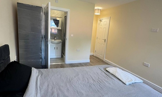 Beddington South Apartamento | Charming 1-bedroom Modern Ensuite room in a 6-Bedroom apartment with WiFi