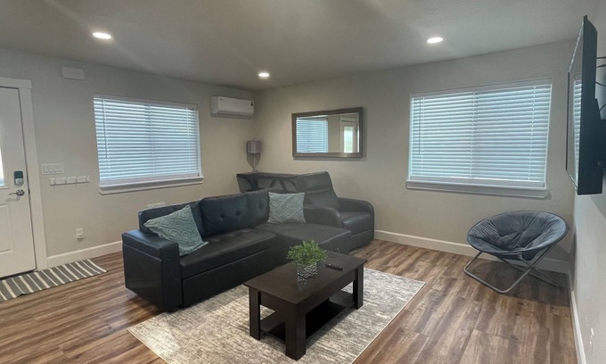 Twin Falls County Casa | Charming 1-bedroom, new apartment above garage, in Kimberly