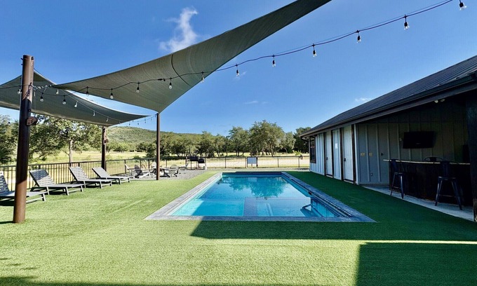 Sabinal Casa | Charming 1-bedroom pool house in lovely Concan with AC and out door kitchen.