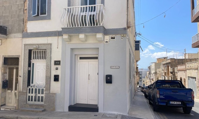 Paola Apartamento | Charming 1-bedroom + Sofa Bed Maisonette with Private Entrance, AC, in Paola.