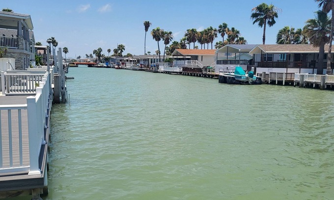 Port Isabel Cabaña | Charming 1-bedroom waterfront beach cottage on the canal in LIV Port Isabel