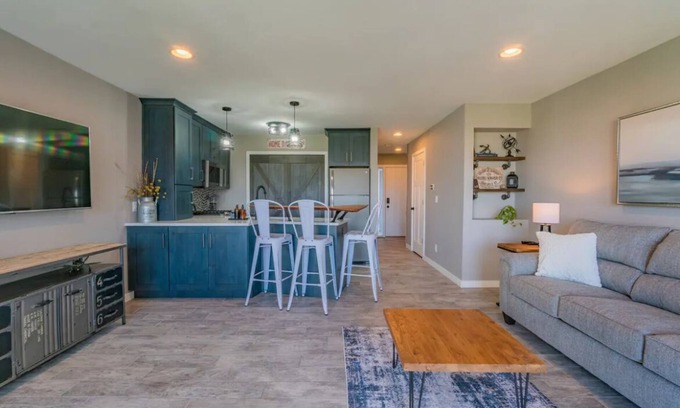 Ferrysburg Condominio | Charming 1-bedroom waterfront condo in fabulous Spring Lake.