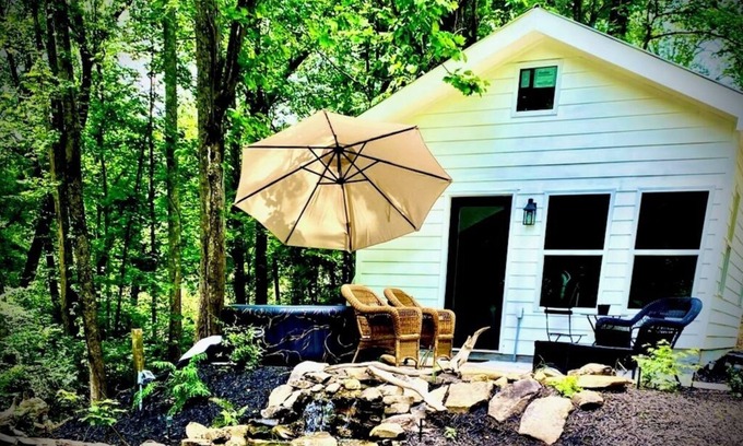 Jasper Cabaña | Charming 1-bedroom cottage on pond with hot tub in delightful Talking Rock.