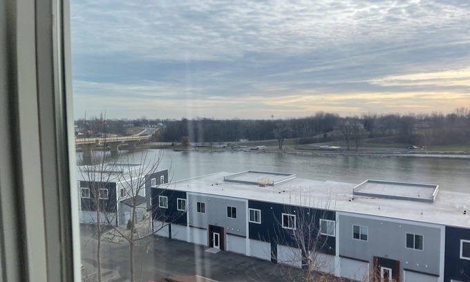 Wrightstown Apartamento | Charming 1 bedroom overlooking the Fox River. Large Heated Garage. Pet Friendly!