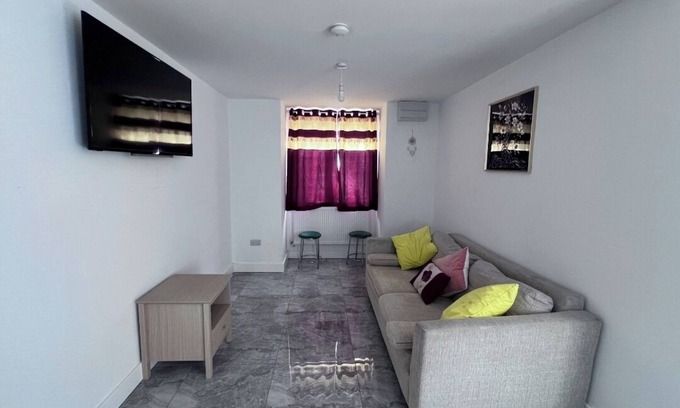 Cradley Casa | Charming 1-bedroom with private bathroom in a shared apartment