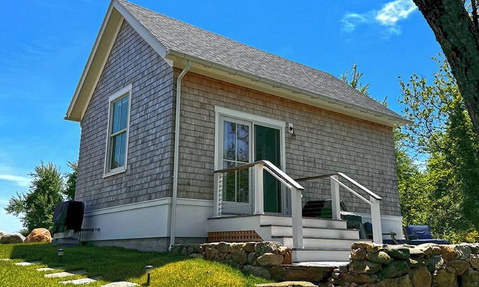 New Shoreham Casa | Charming 1 BR bungalow on Block Island with WiFi and AC. Walk to Mansion Beach