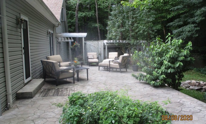 Clarence Otro | Charming 1-floor modern farmhouse -ENTIRE HOUSE. Privacy wooded overlook of pond