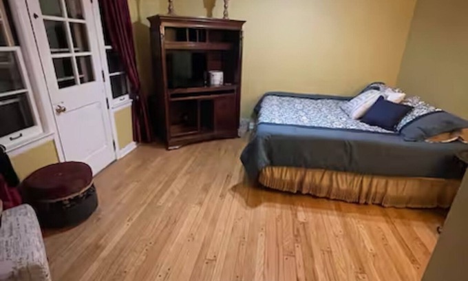 Fond du Lac Casa | Charming 1- PRIVATE bedroom in Fond du Lac with WiFi, AC